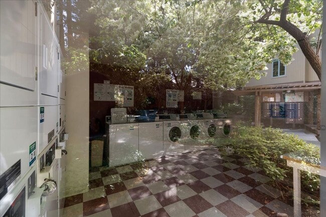 Building Photo - Spacious 1 Bed 1 Bath Condo Near Major Tech Companies