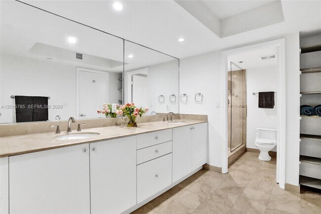 Building Photo - 6917 Collins Ave
