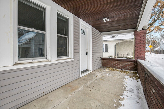 Building Photo - 912 Zeeland Ct NE