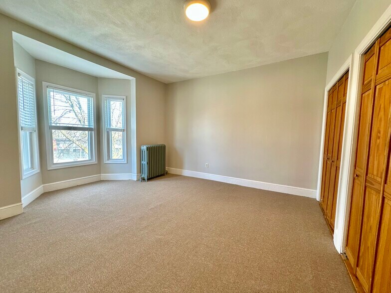 Building Photo - 386 Centre St