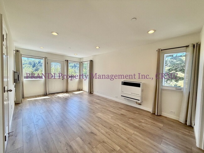 Building Photo - Top Floor Unit With Bonus Room in Gerstle ...