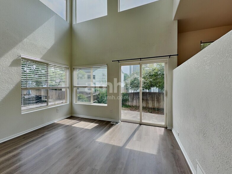 Building Photo - 8433 Golden Eye Dr