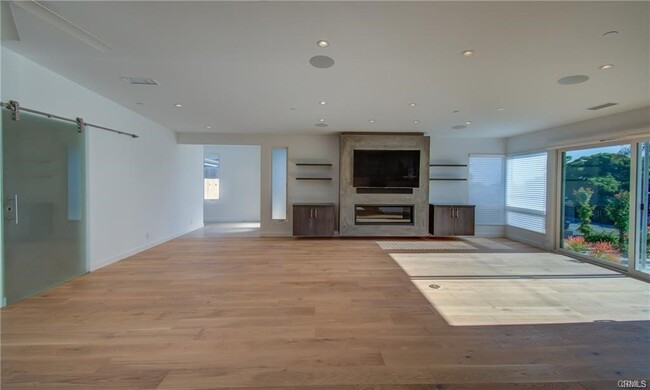 Building Photo - 2880 Chateau Way