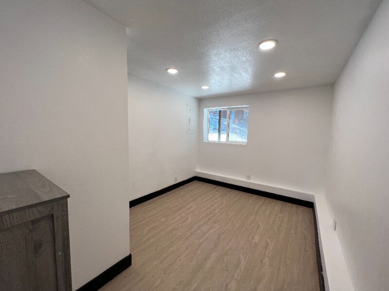 Building Photo - 1960 Willow Dr