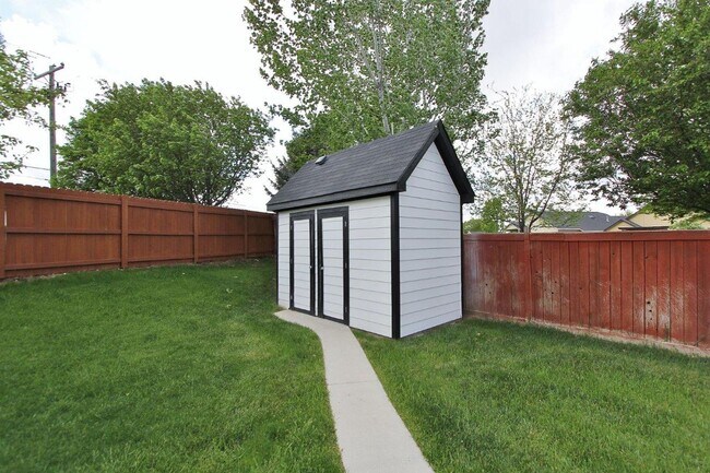 Building Photo - Adorable Craftsman Style Home