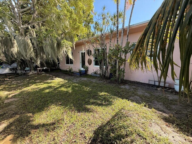 Building Photo - 1785 Calais Dr