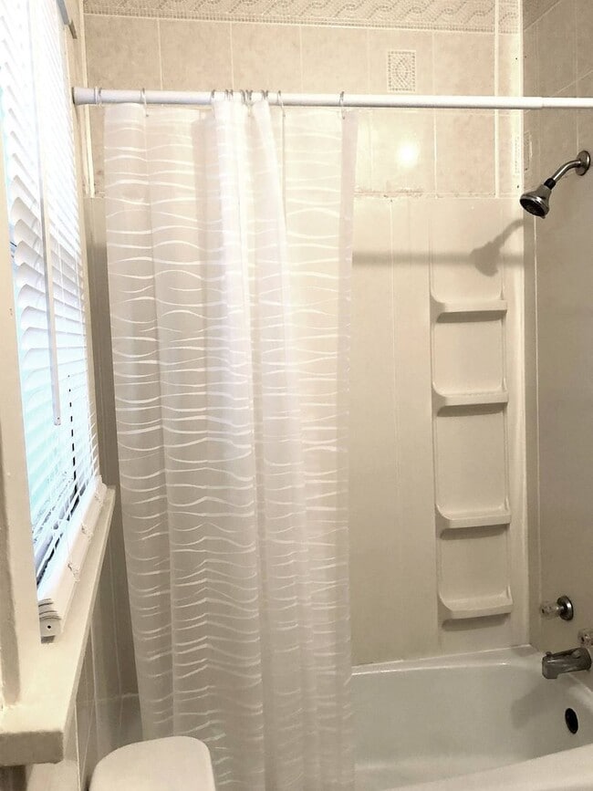 Building Photo - 2-Bed, 1-Bath Bungalow