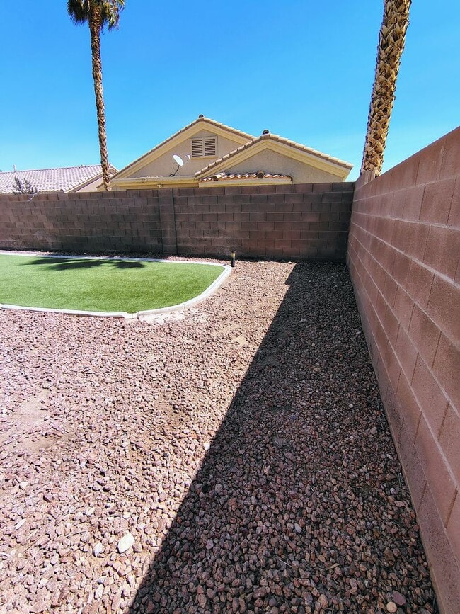 Building Photo - Beautiful 4 bedroom home located in the Shores