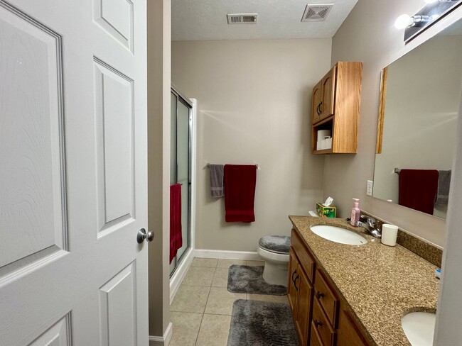 Building Photo - Beautiful Condo!