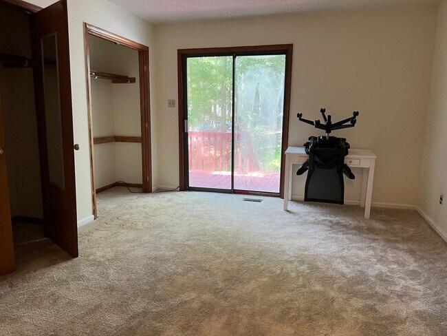 Building Photo - 4 Bed | 2 Bath Townhouse near NCSU - Stude...