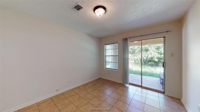 Building Photo - 918 Navarro Dr