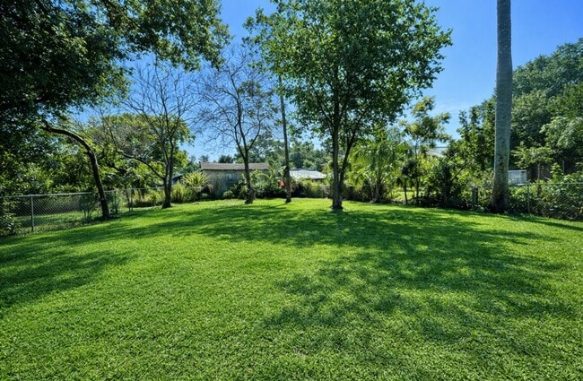 Building Photo - 569 Nuna Ave