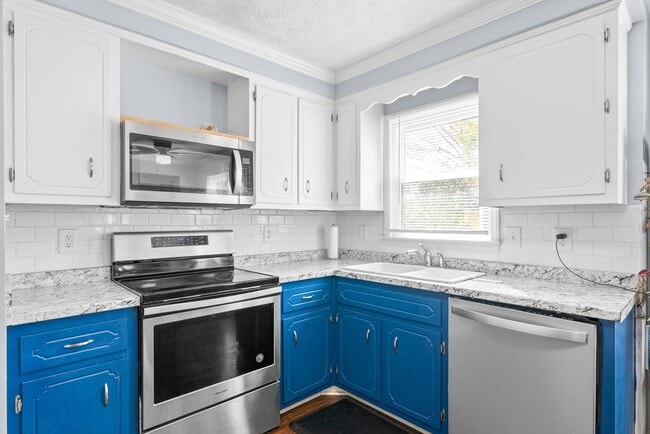 Building Photo - Move-In Ready - Pet Friendly!
