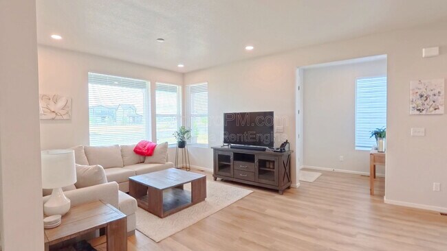 Building Photo - 6126 Saddle Horn Dr