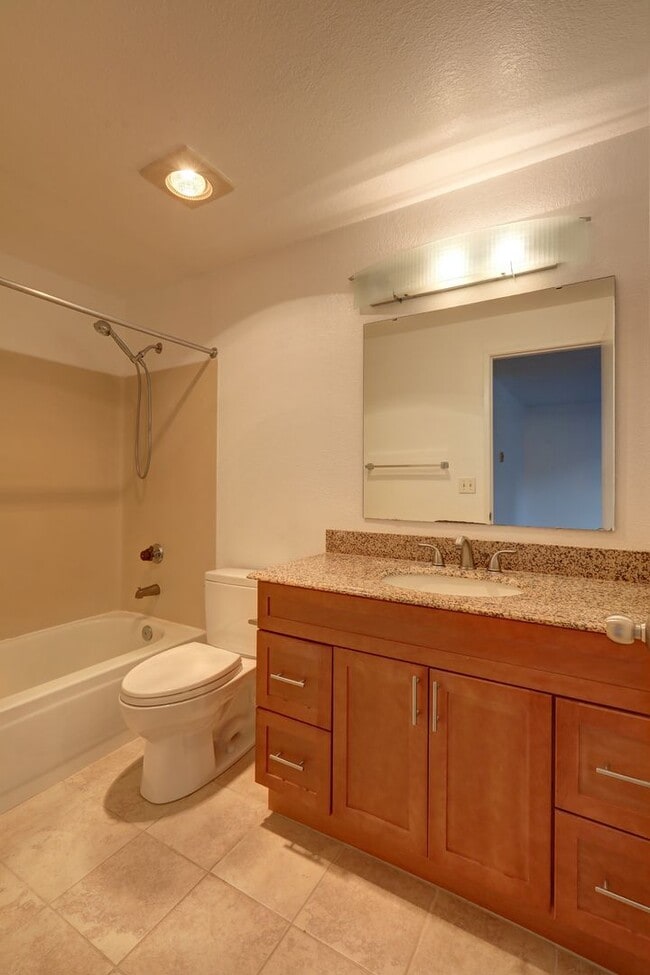Building Photo - Beautiful 2 Bedroom Condo in Great Highlands Neighborhood!!
