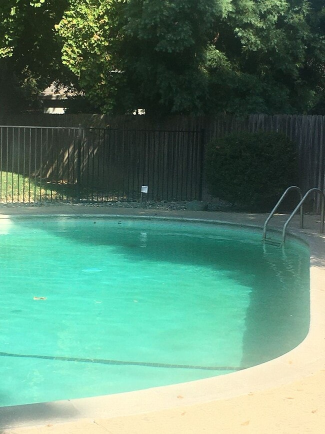 Building Photo - 2 bed, one bath Duplex Private courtyard, ...