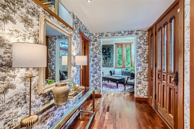 Building Photo - Queen Anne Home