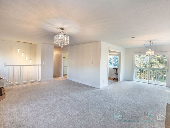 Building Photo - Spacious Single Family Home in Seaside!!!