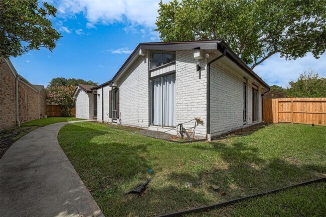 Building Photo - 1014 Fleetwood Pl Dr