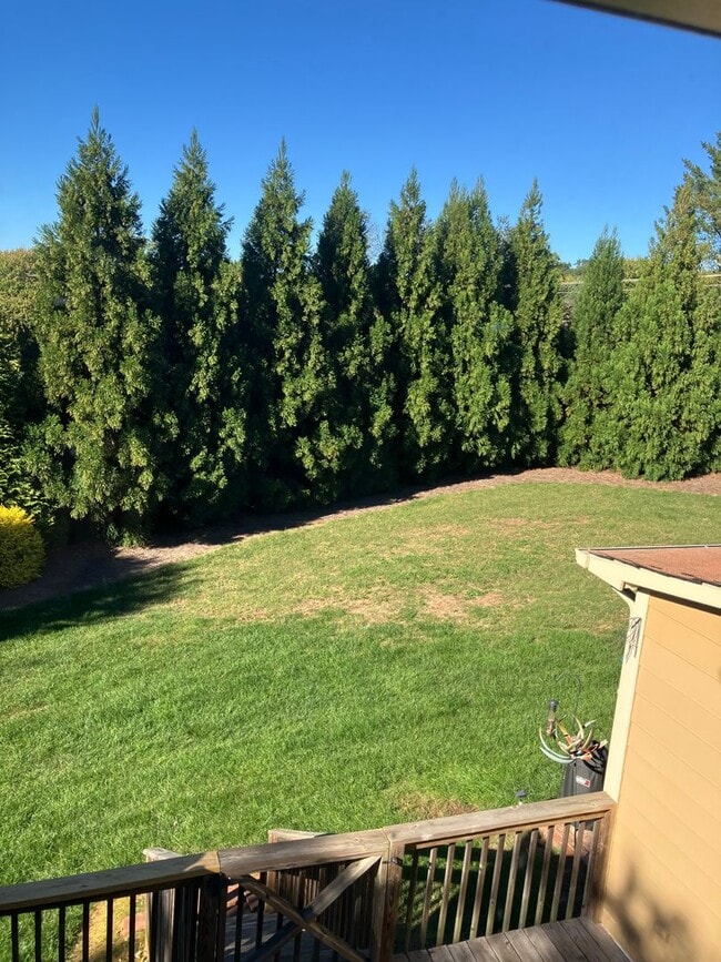 Building Photo - End-unit 2BR/2.5 BA in Oak Ridge Meadows!