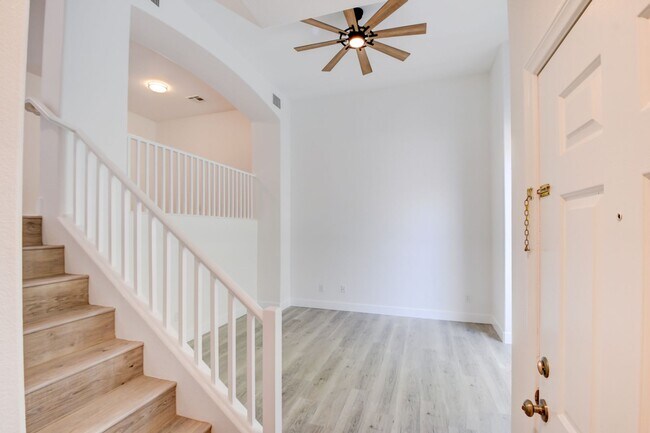 Building Photo - Gorgeous 3 bedroom 2.5 bathroom Townhome c...