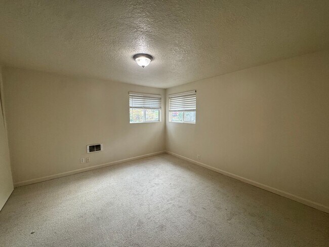 Building Photo - Luradel Duplex