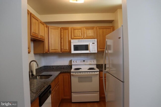 Building Photo - 421 Lyceum Ave