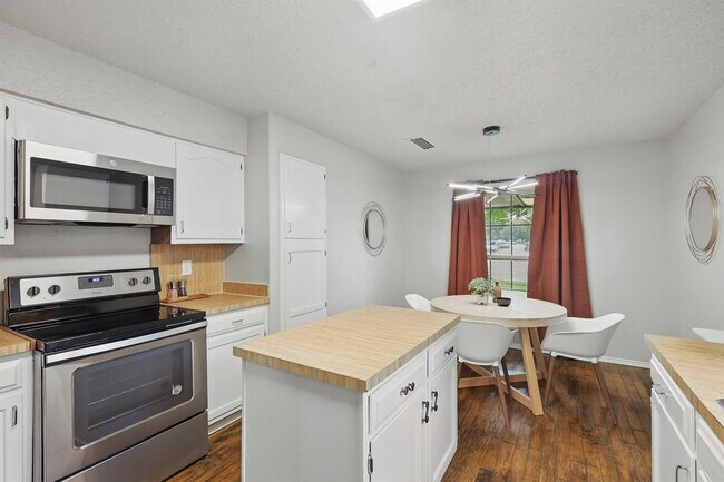 Building Photo - 5830 Jester Dr