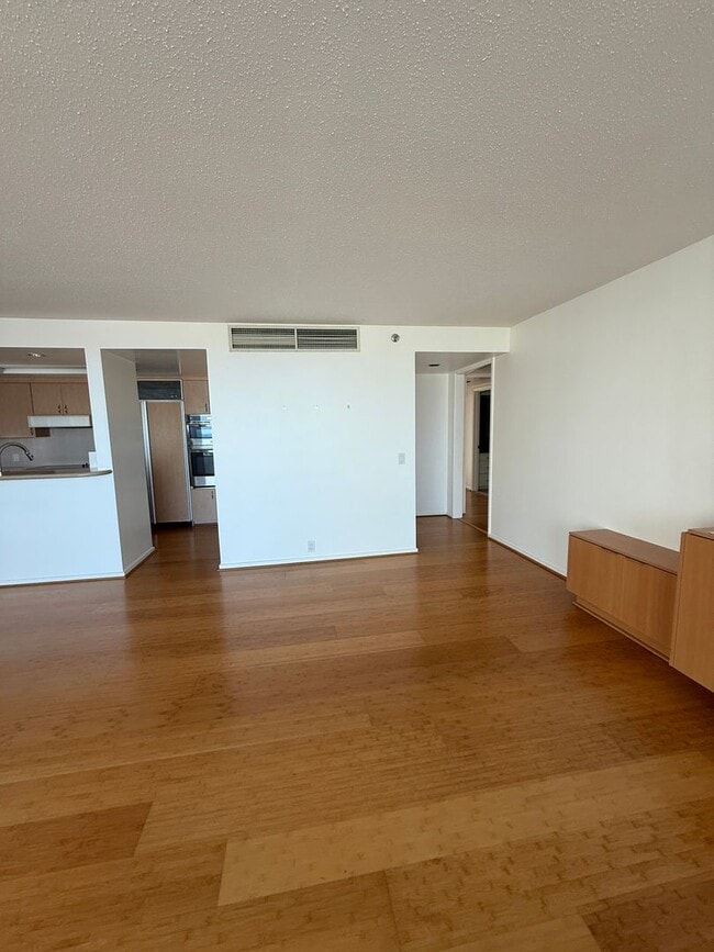 Building Photo - Uraku Tower 17 A Luxury Living!