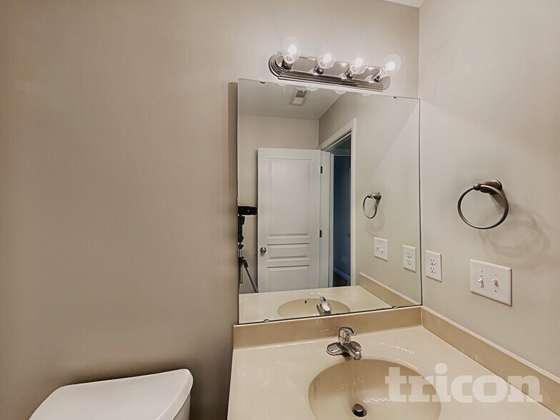 Building Photo - 553 McCarthy Dr