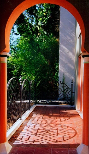 Building Photo - 2264 1/4 Beachwood Dr