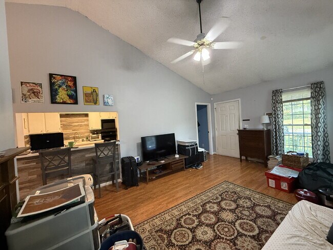 Building Photo - Single-Level 2 Bed, 2 Bath Duplex Near Percy Priest Lake with Lawn Care Included