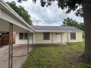 Building Photo - 3 Bedroom 1 Bath Home For Rent
