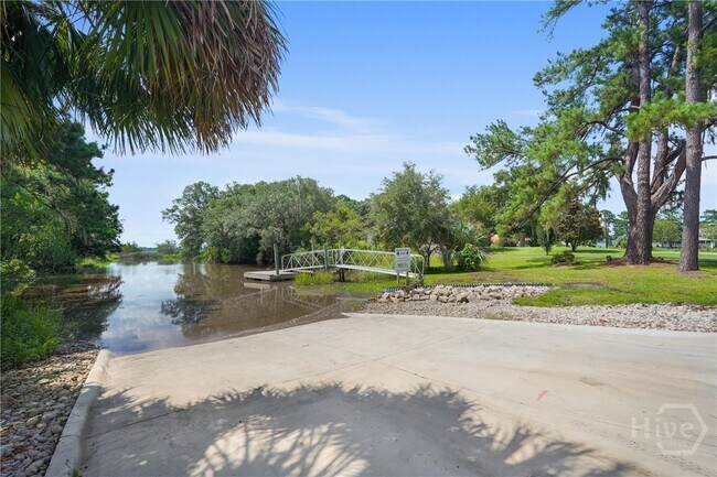 Building Photo - 204 Pine Grove Dr