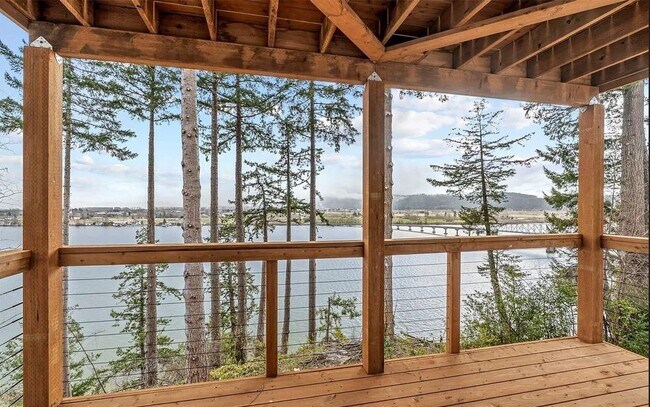 Building Photo - 572 Columbia St