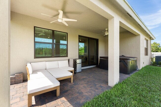 Building Photo - 5892 SE Sky Blue Cir