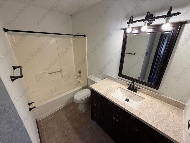 Building Photo - Spacious 3 bedrooms 2 baths home with 2 car garage