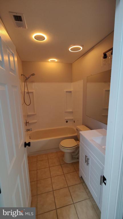 Building Photo - 151 Steeplechase Ct