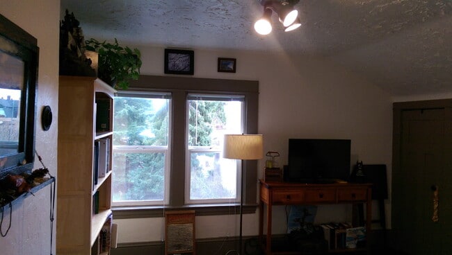 Building Photo - Upper 2-Bed, 1-Bath in Prime Bellingham Lo...