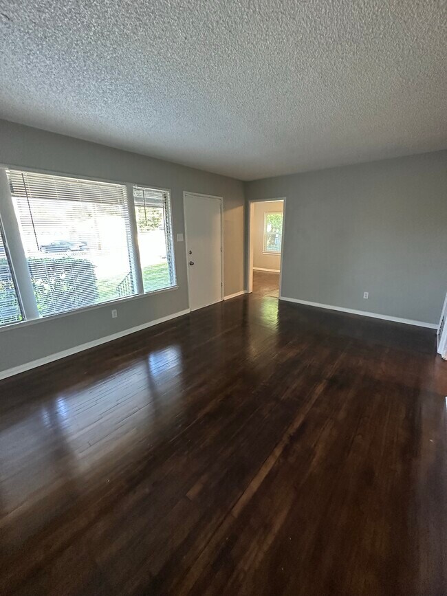 Building Photo - 1235 Roxbury Dr