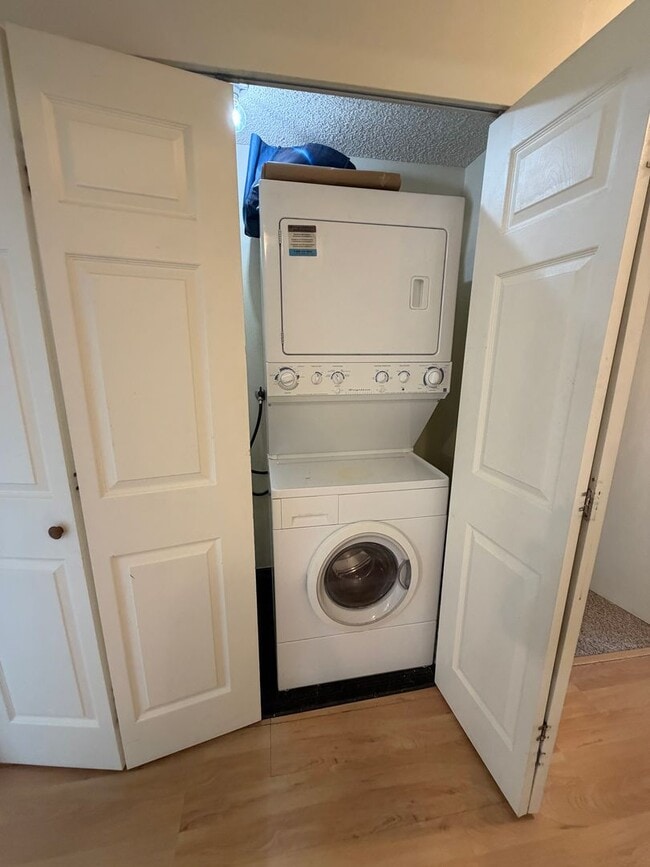 Building Photo - Now renting 2 bedroom 1.5 bathrooms Condo at Castlerock