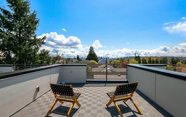 Building Photo - Enjoy Stunning City Views from This 2-Bedroom Seattle Gem with Sun Deck!