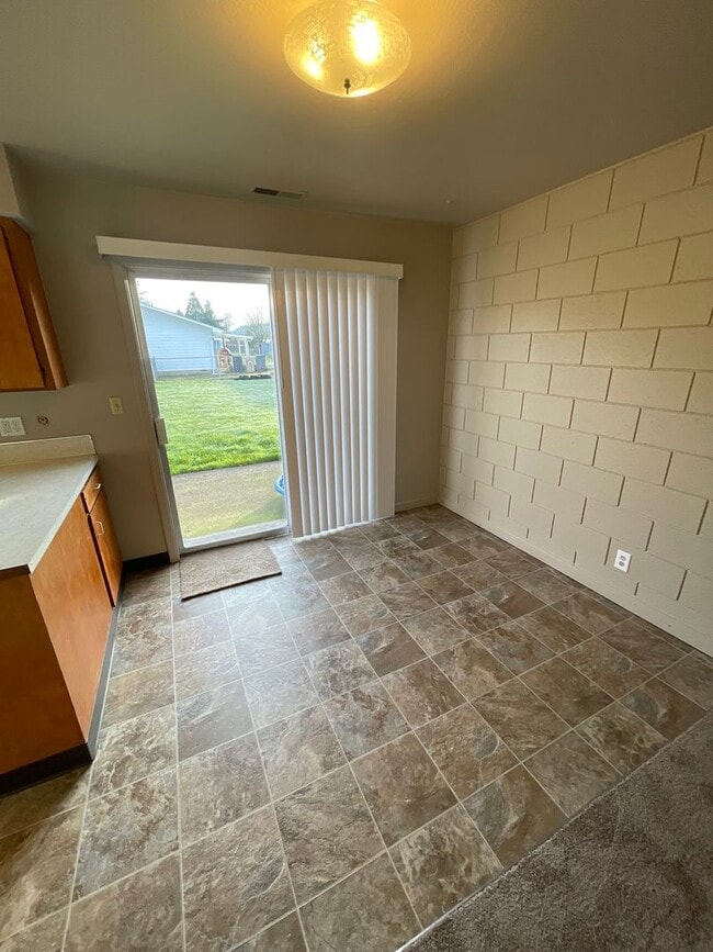 Building Photo - 415 S 9th St