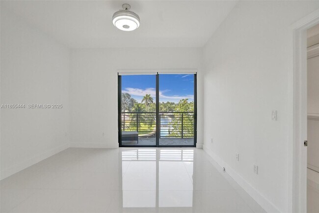 Building Photo - 516 SE 1st Cir