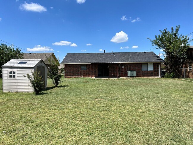 Building Photo - 6408 NW Oak Ave