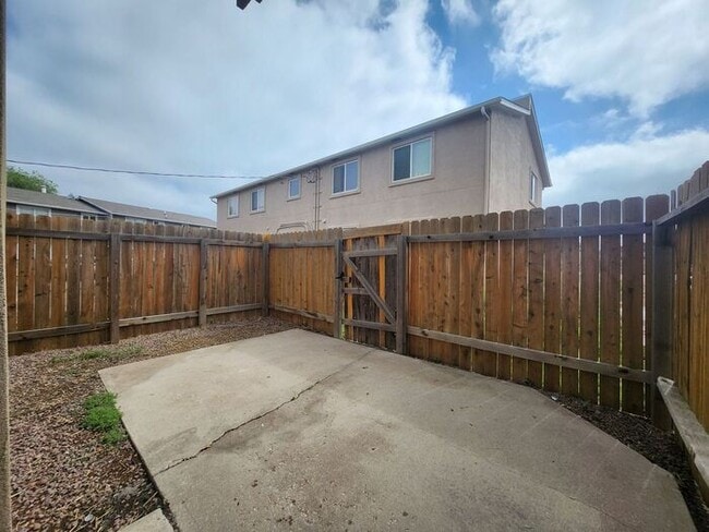 Building Photo - Updated 2-Bed, 1-Bath Apartment – On-Site Laundry | Move-In Special: Get 50% Off Your First Month...