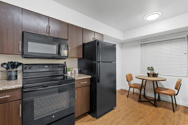 Building Photo - 109 E Broadway Rd