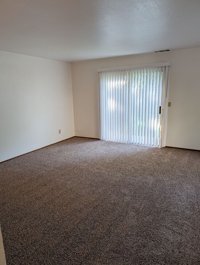 Building Photo - Great Townhouse in Anderson