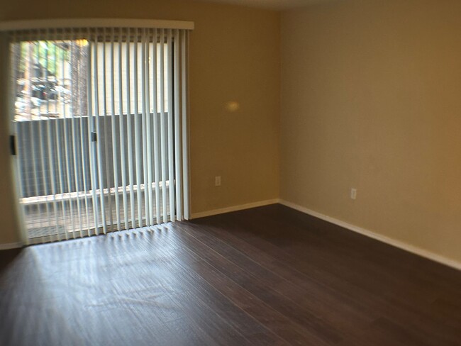 Building Photo - Beautiful 2 bedroom 2 bathroom condo (Avai...