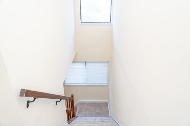 Building Photo - 1054 Cheshire Ct